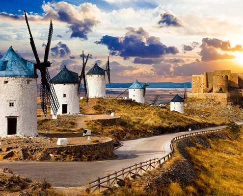Molinos de viento y castillo sobre el Cerro Calderico de Consuegra